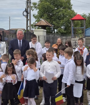 Ziua Eroilor, cinstită în comuna Căteasca, în prezența autorităților și a elevilor din localitate.