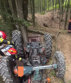 Bărbat prins sub tractor la Moșoaia. Intervin pompierii