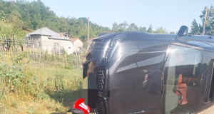 Autoturism răsturnat în șanț la Topoloveni. Intervin pompierii