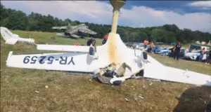 Un avion de mici dimensiuni s-a prăbuşit în Hunedoara. Pilotul a murit, iar o altă persoană este în stare gravă la spital