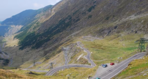 Au ajuns cu mașina în râpă. S-a întâmplat pe Transfăgărășan