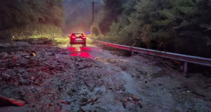 VIDEO. Viitură în zona Piscu Negru. Autoturisme blocate pe carosabil