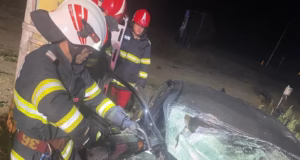 Un autoturism a intrat într-un stâlp în comuna Bascov. A intervenit descarcerarea