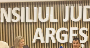 Olimpicul la matematică Emanuel Mazăre, premiat de prefectul Ioana Făcăleață și de Consiliul Județean Argeș