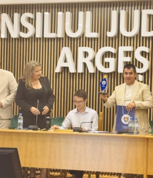 Olimpicul la matematică Emanuel Mazăre, premiat de prefectul Ioana Făcăleață și de Consiliul Județean Argeș