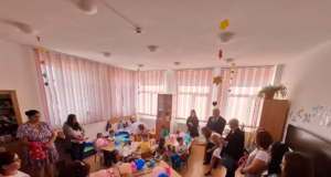 Curtea arhiplină la festivitatea de deschidere a noului an școlar în Căteasca