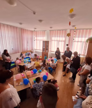 Curtea arhiplină la festivitatea de deschidere a noului an școlar în Căteasca