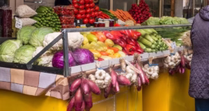 Ce alimente se scumpesc de la 1 octombrie 2025, dacă se elimină plafonarea adaosului comercial. Lista produselor aprobată de guvern