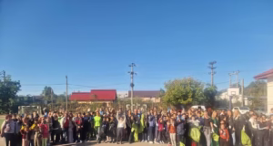 Zeci de elevi, părinți și cadre didactice s-au implicat în acțiunea de ecologizare la Bascov, alături de autoritățile locale