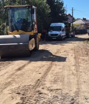 Noi investiții în comuna Rociu. Continuă lucrările de asfaltare a străzilor