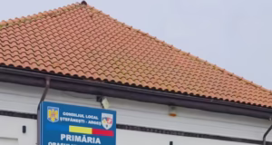 VIDEO. Tezaurul monetar descoperit de către un detectorist a fost predat Primăriei Ștefănești