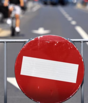 Restricții temporare de circulație pe strada Bănănăi – zona trecerii la nivel cu calea ferată