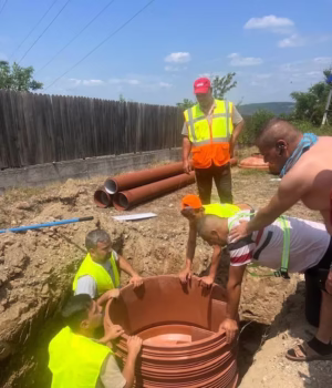 Vremea bună permite continuarea lucrărilor de extindere a rețelei de canalizare în Bascov