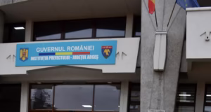 Mascota „Bobiță”, amplasată în centrul Piteștiului pentru a-i determina pe oameni să-şi sterilizeze animalele, stârnește controverse: INTERNAUT: ,,Facem mascotă şi ne propunem «să transmită un mesaj de empatie, responsabilitate şi grijă faţă de animale», în timp ce avem HCL care interzice hrănirea animalelor pe spaţii publice”