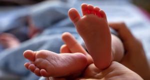 Începând de anul viitor nou-născuţii vor fi testaţi, în maternitate, pentru 18 biomarkeri, în loc de trei. Anunțul ministrului Sănătății