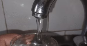 La Guvern s-au luat decizii de urgență, în problema apei potabile din Prahova și Dâmbovița: Se trimit rezerve pentru peste 100.000 de oameni