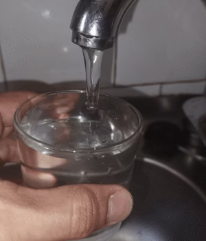 La Guvern s-au luat decizii de urgență, în problema apei potabile din Prahova și Dâmbovița: Se trimit rezerve pentru peste 100.000 de oameni