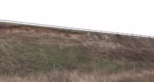Alunecări de teren pe Drumul Expres Craiova-Pitești: După valul de ploi, pământul a luat-o la vale în mai multe zone
