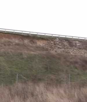 Alunecări de teren pe Drumul Expres Craiova-Pitești: După valul de ploi, pământul a luat-o la vale în mai multe zone