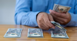 Guvernul pregătește ordonanța trenuleț: salarii și pensii înghețate în 2026.