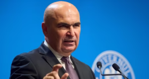 Moțiunea de cenzură împotriva Guvernului Bolojan, la vot în Parlament. Premierul își apără mandatul în fața legislativului