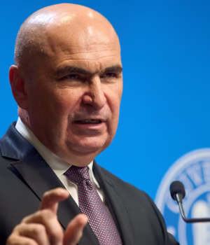 Moțiunea de cenzură împotriva Guvernului Bolojan, la vot în Parlament. Premierul își apără mandatul în fața legislativului