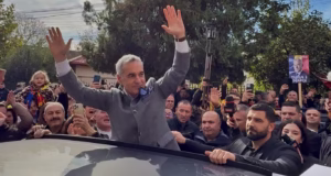 Călin Georgescu se prezintă la IPJ Buftea pentru semnarea controlului judiciar: mobilizare uriașă