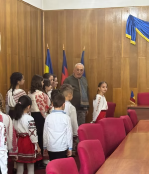 Primarul Gheorghiță Boțârcă a primit colindătorii la Primăria Topoloveni