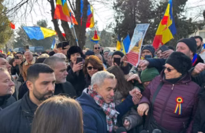 Călin Georgescu se prezintă din nou la secția de poliție din Buftea pentru controlul judiciar. Numeroși români sunt alături de liderul suveranist