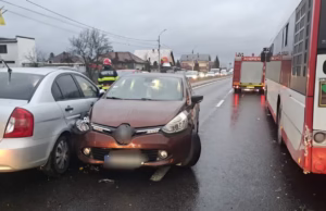 Intervenție de urgență pe DN 73, la Mărăcineni: accident cu două autoturisme și un autobuz Publitrans