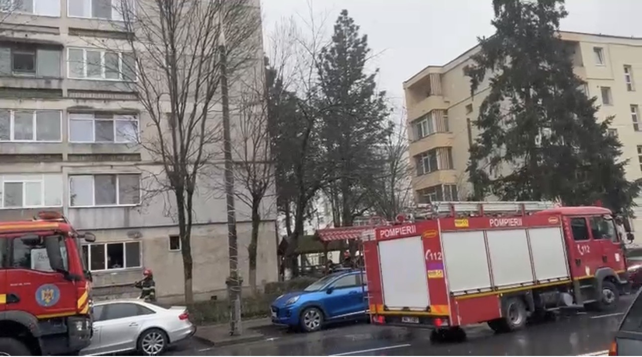 Incendiu într-un bloc de locuințe din Pitești; pompierii au evacuat 22 de persoane
