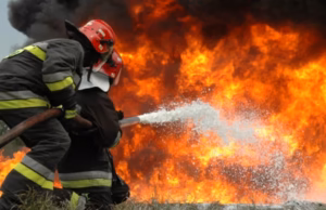 Incendiu violent în Hârsești. Arde o locuință