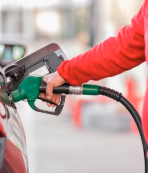 Guvernul decide luni cu cât scade prețul carburanților: motorina poate ajunge la 14 lei/l.