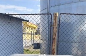 Loc de joacă devastat în Moșoaia. Primarul Adrian Frîntură reacționează