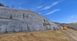 Au început săpăturile la un nou tunel pe A1 Sibiu-Pitești. Imagini de pe șantierul autostrăzii care traversează Carpații