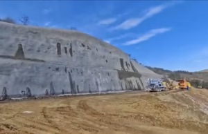 Au început săpăturile la un nou tunel pe A1 Sibiu-Pitești. Imagini de pe șantierul autostrăzii care traversează Carpații