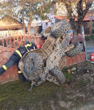 Un tânăr în vârstă de 25 de ani a fost rănit după ce a intrat cu ATV-ul într-un gard