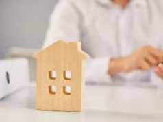 AUR a depus legea prin care locuințele fără apă, canalizare și gaze să fie scutite de impozit