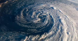 Ciclon peste România, mâine, apoi o masă de aer polar vine cu ploi și frig.