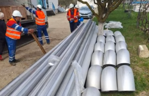 Criza apei din Curtea de Argeş – Echipele Veolia continuă lucrările de montare a unor instalaţii şi a stratului filtrant pentru reabilitarea Staţiei de Tratare a Apei Potabile/ Apa din reţea conţinea o bacterie periculoasă