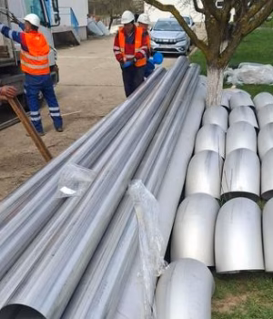 Criza apei din Curtea de Argeş – Echipele Veolia continuă lucrările de montare a unor instalaţii şi a stratului filtrant pentru reabilitarea Staţiei de Tratare a Apei Potabile/ Apa din reţea conţinea o bacterie periculoasă