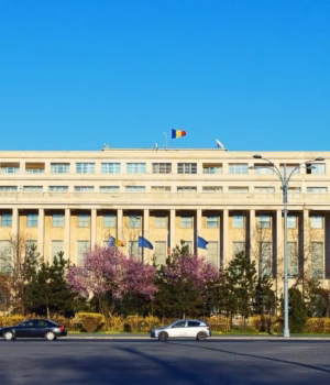 Proiectul care interzice cumulul pensie-salariu la stat va fi adoptat azi