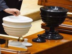 Moțiunea de cenzură care ar putea dărâma Guvernul Bolojan, la votul Parlamentului. Ultimele calcule înainte de vot