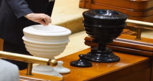 Moțiunea de cenzură care ar putea dărâma Guvernul Bolojan, la votul Parlamentului. Ultimele calcule înainte de vot
