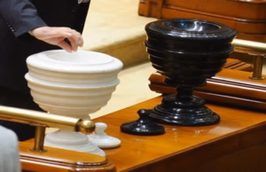 Moțiunea de cenzură care ar putea dărâma Guvernul Bolojan, la votul Parlamentului. Ultimele calcule înainte de vot