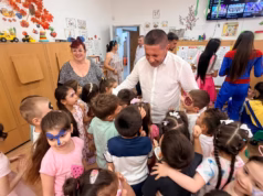 Gesturi de suflet la Bradu. Primarul Dan Stroe a distribuit cadouri celor mici cu ocazia zilei de 1 Iunie.