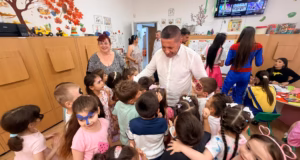 Gesturi de suflet la Bradu. Primarul Dan Stroe a distribuit cadouri celor mici cu ocazia zilei de 1 Iunie.