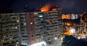 O dronă rusească a lovit un bloc cu 10 etaje din Galați, provocând o explozie și un incendiu. Două persoane au fost rănite