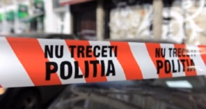 Accident în Pitești. O motocicletă a Poliției a fost proiectată într-o stație de autobuz
