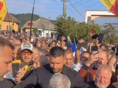 Mii de oameni l-au întâmpinat pe Călin Georgescu la Târgul de la Domnești. Nepoata unui fost prefect de Argeș i-a oferit un buchet de flori